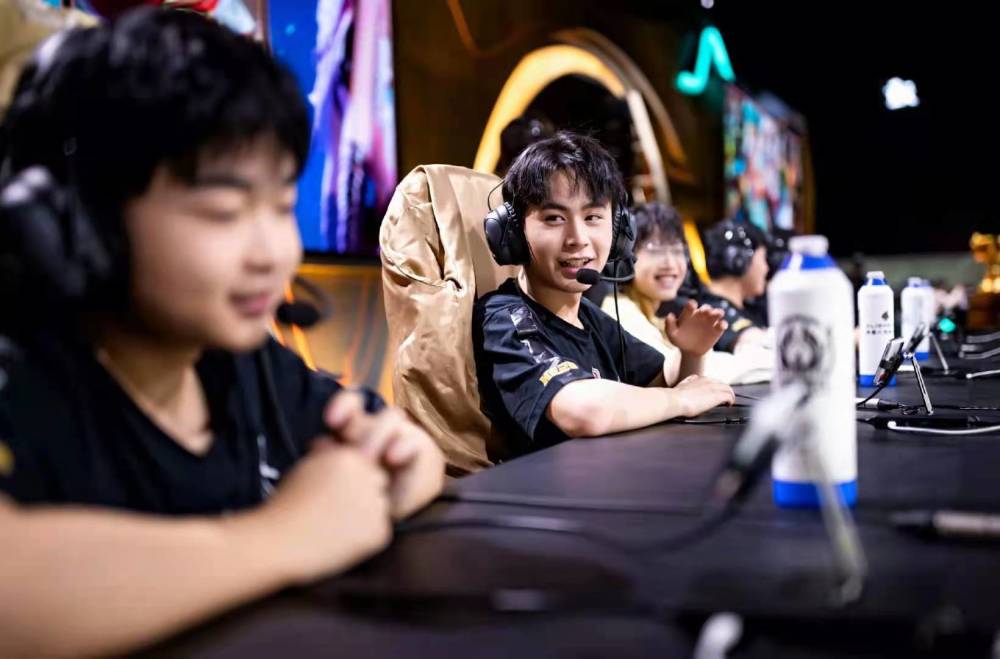 弱击滚飞球 弱击滚飞球